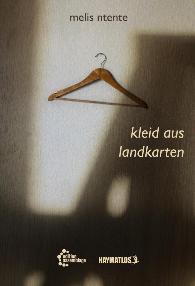 kleid aus landkarten (Melis Ntente)