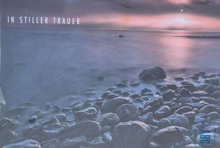 In stiller Trauer (B6)