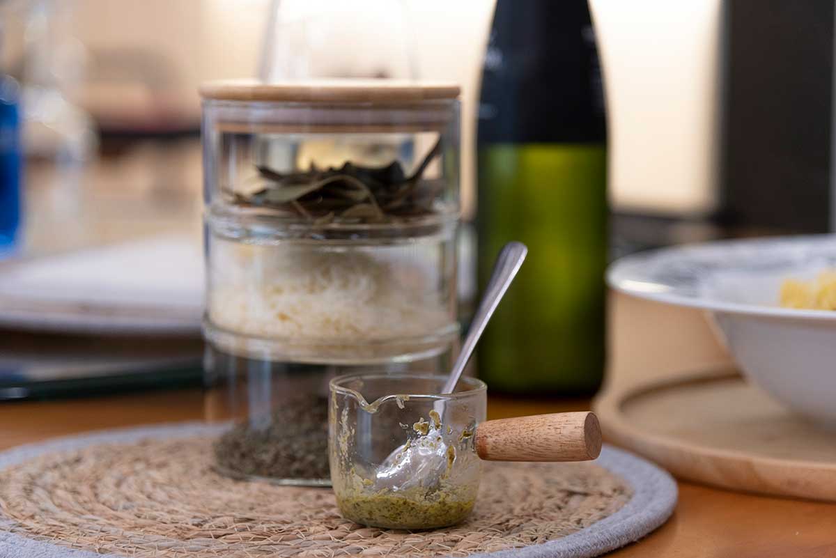 Kochtopf aus Borosilikatglas mit Holzgriff