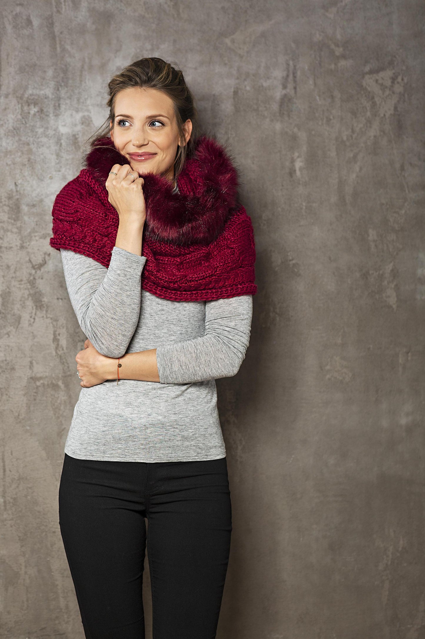 Loop-Schal mit Kunstpelz, bordeaux