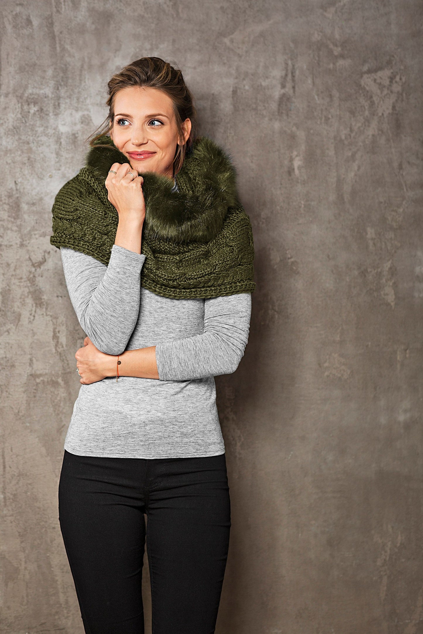 Loop-Schal mit Kunstpelz, oliv