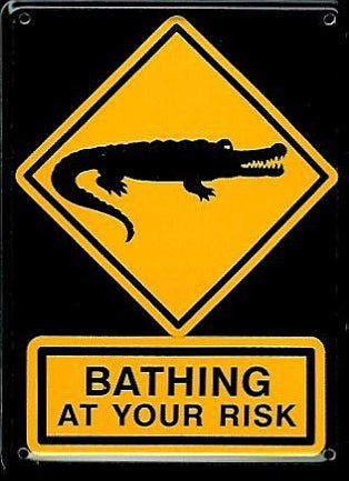 Schild 'Bathing at your risk'