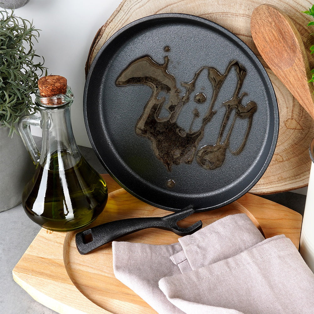 Servierpfanne "Podawane" aus Gusseisen, mit Holzbrett