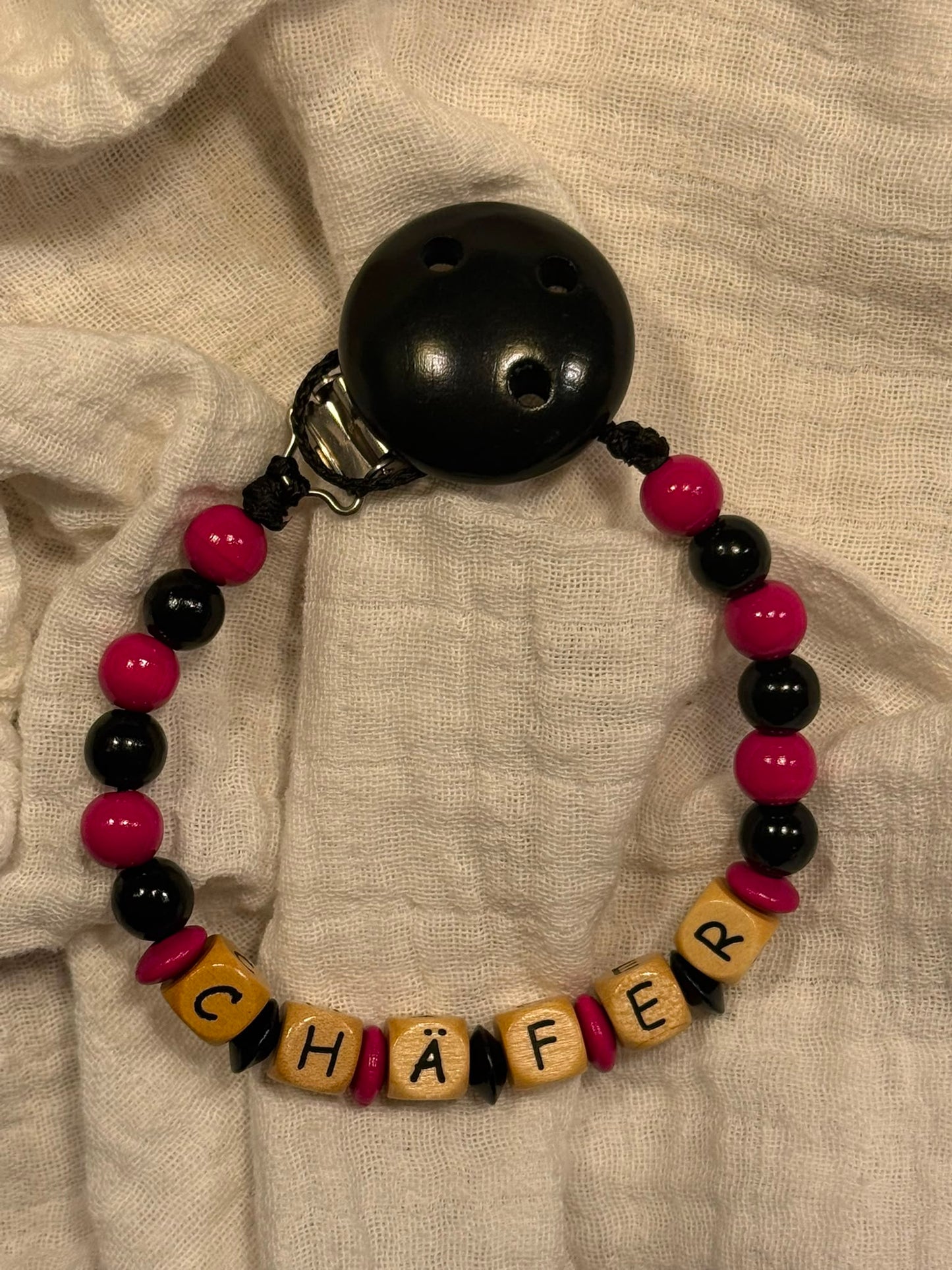 Nuggikette "Chöfer" (Farbe: pink, schwarz Material: Holz)