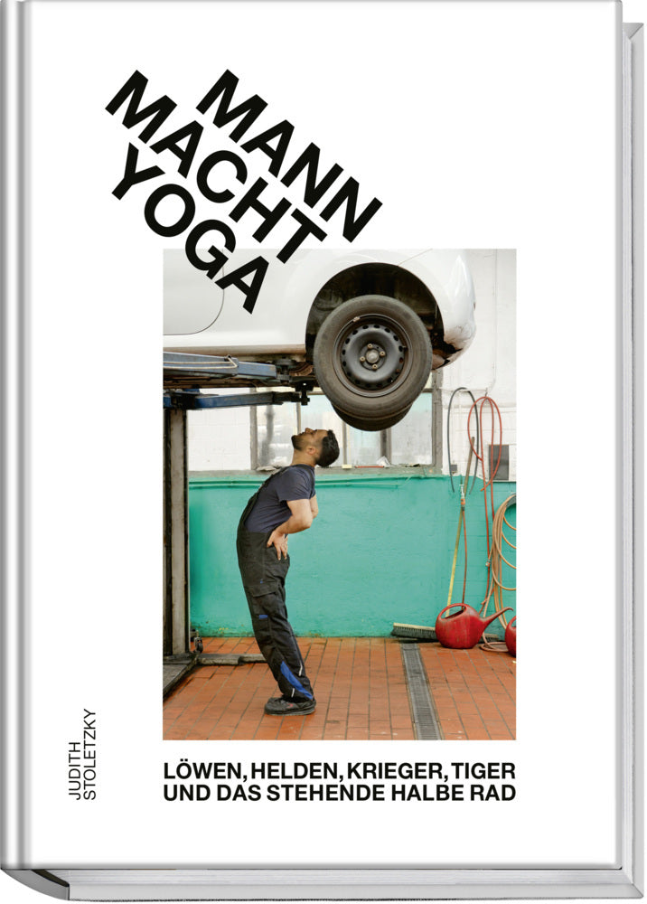 Mann macht Yoga (Judith Stoletzky)