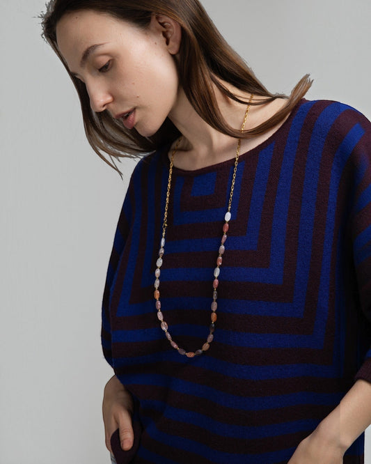 Elsita Jewelry Terrain long necklace with oval earth-toned agate stones and gold-tone chain worn by a woman