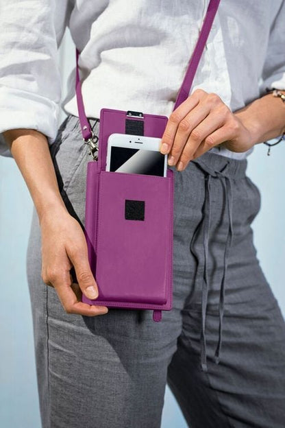 HJP Handy-Umhängetasche "Dahlia" (Farbe: beere)