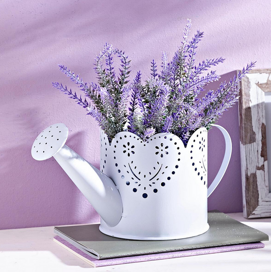 Deko-Giesskanne mit Lavendel