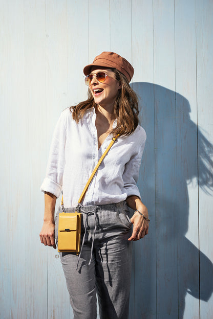 Handy-Umhängetasche mit Kartenfächern, Leder (Farbe: beere)