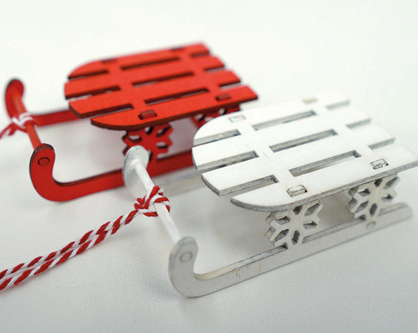 Holzschlitten mit Schneeflockenverzierung, 2er Set, rot und weiss (9 x 4.5 cm)