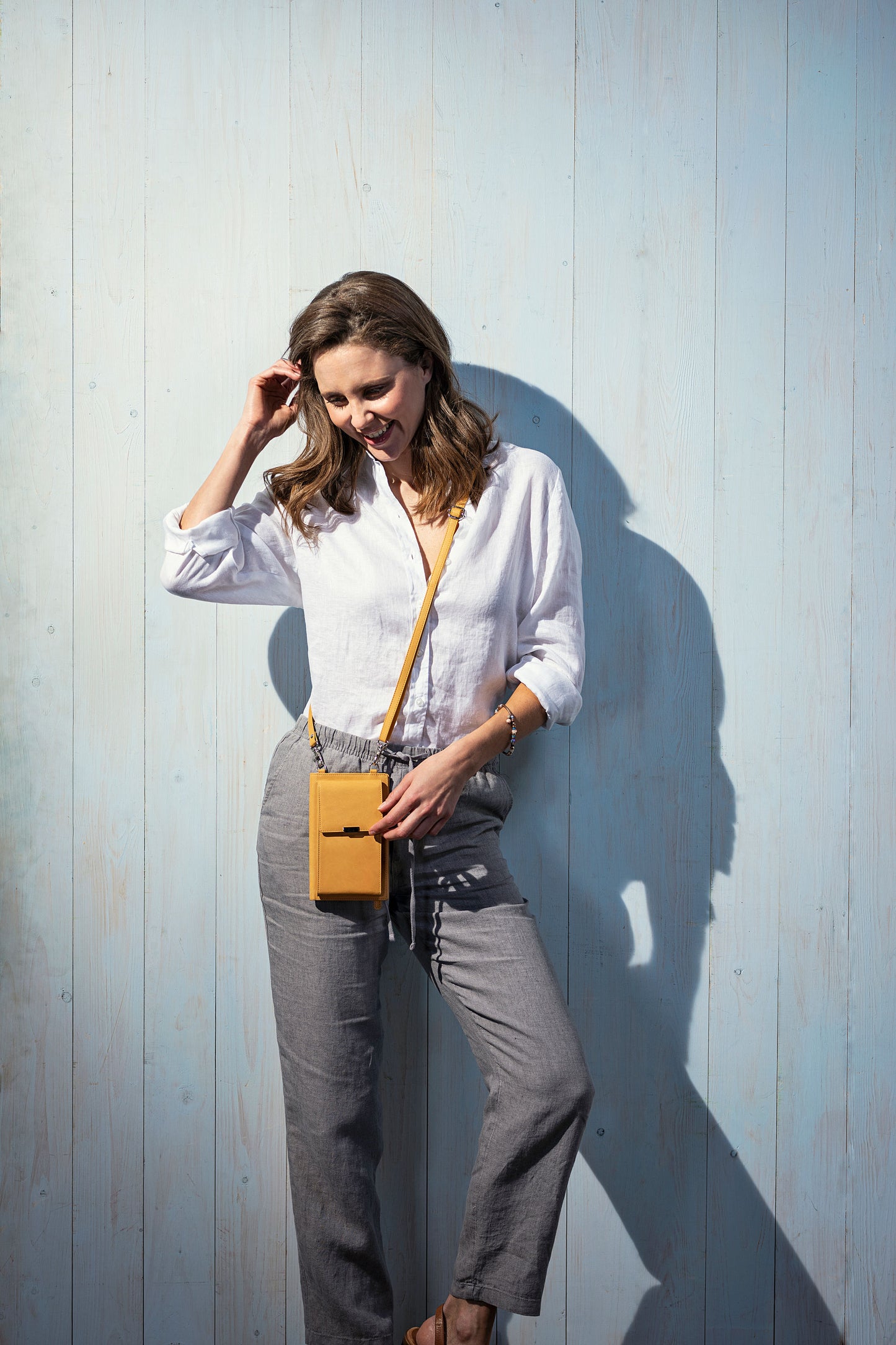 Handy-Umhängetasche mit Kartenfächern, Leder (Farbe: cognac)