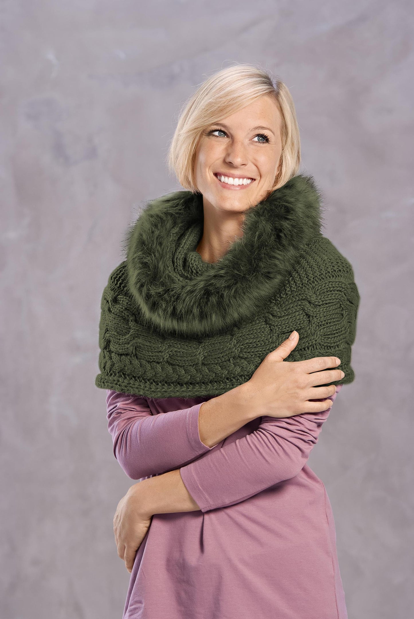 Loop-Schal mit Kunstpelz, oliv