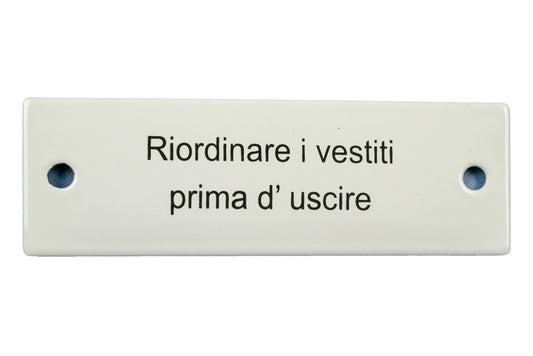 Schild 'Riordinare i vestiti'