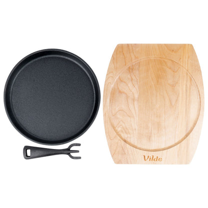 Servierpfanne "Podawane" aus Gusseisen, mit Holzbrett