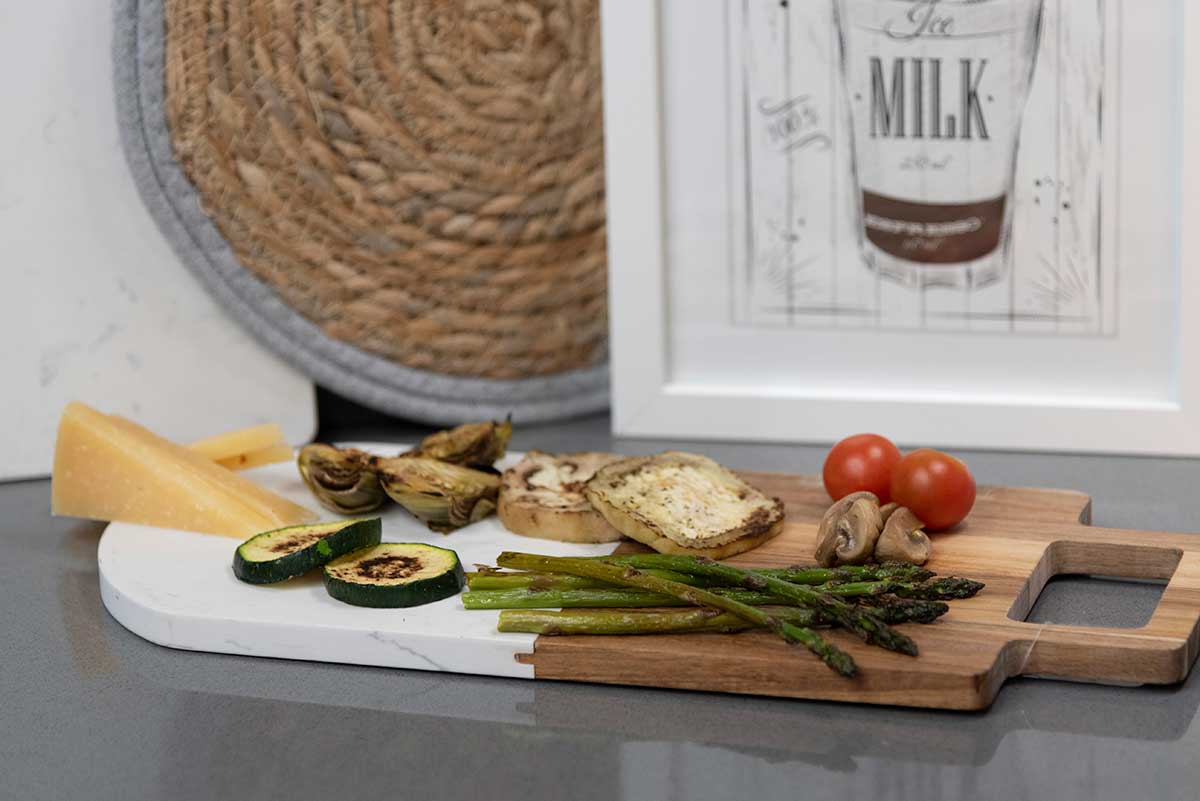 Schneidebrett aus Holz und Marmor (38 x 18 cm)