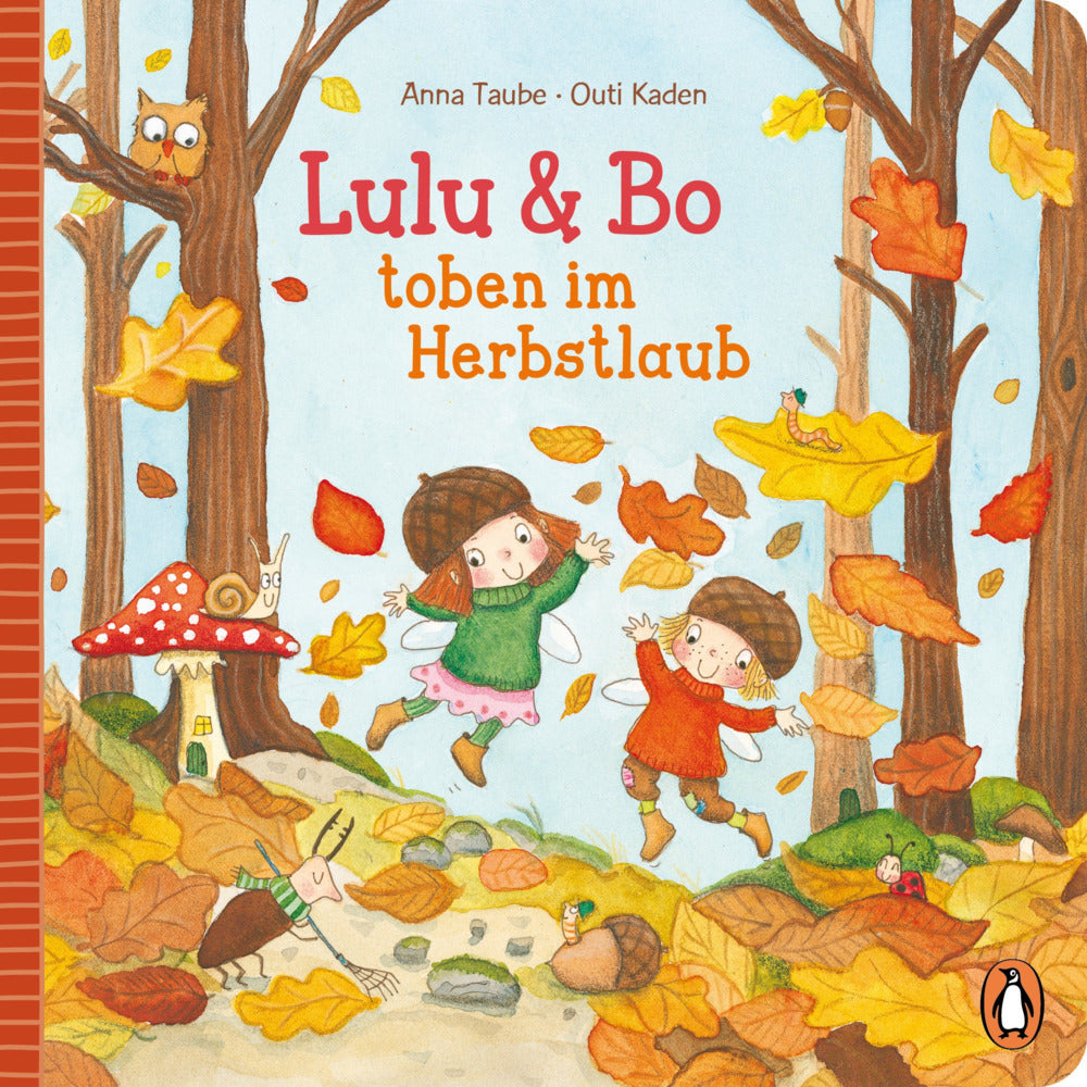 Lulu & Bo toben im Herbstlaub (Anna Taube)