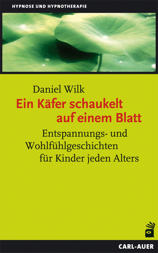 Ein Käfer schaukelt auf einem Blatt (Daniel Wilk)