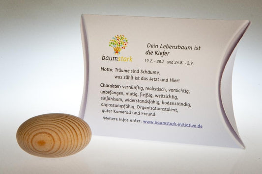 Handschmeichler Kiefer 45mm mit Baumhoroskop
