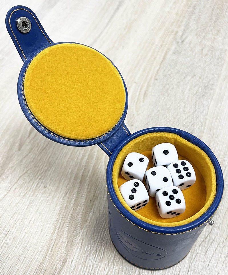 Würfelspiel mit Becher, 6 Würfeln, Block und Bleistift