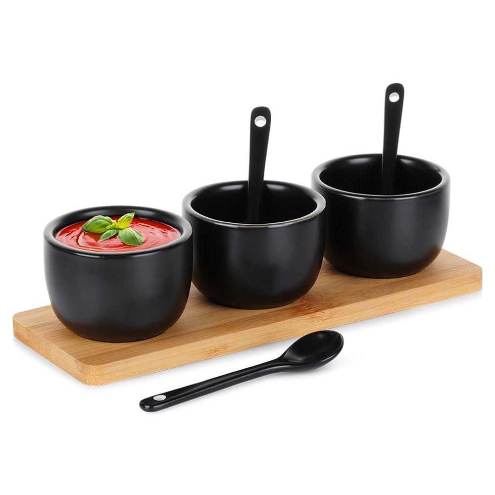 Servier-Set mit 3 Keramik-Schälchen und Löffeln auf Holzbrett