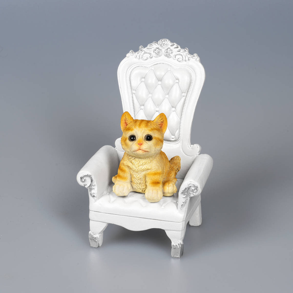Dekofigur «Katzenprinzessin» auf dem Thron