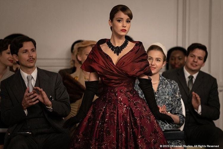 Mrs. Harris und ein Kleid von Dior