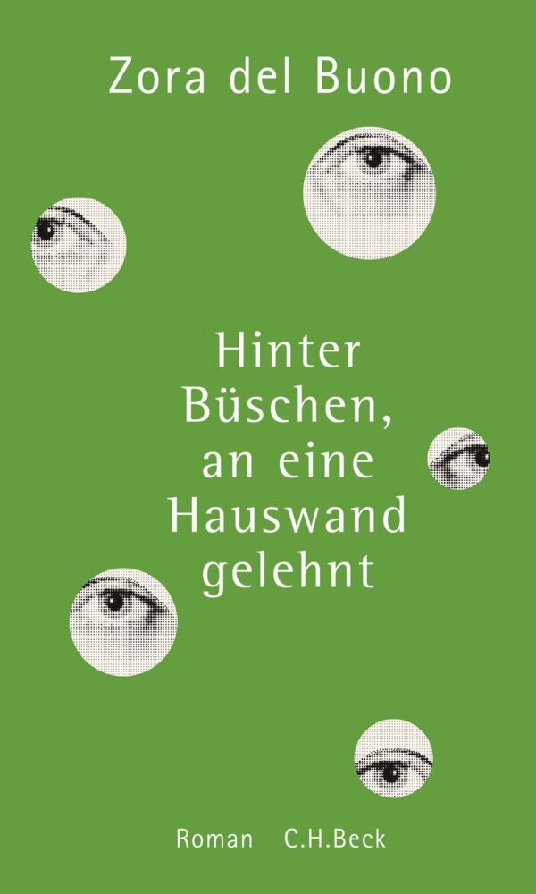 Hinter Büschen, an eine Hauswand gelehnt (Zora Del Buono)