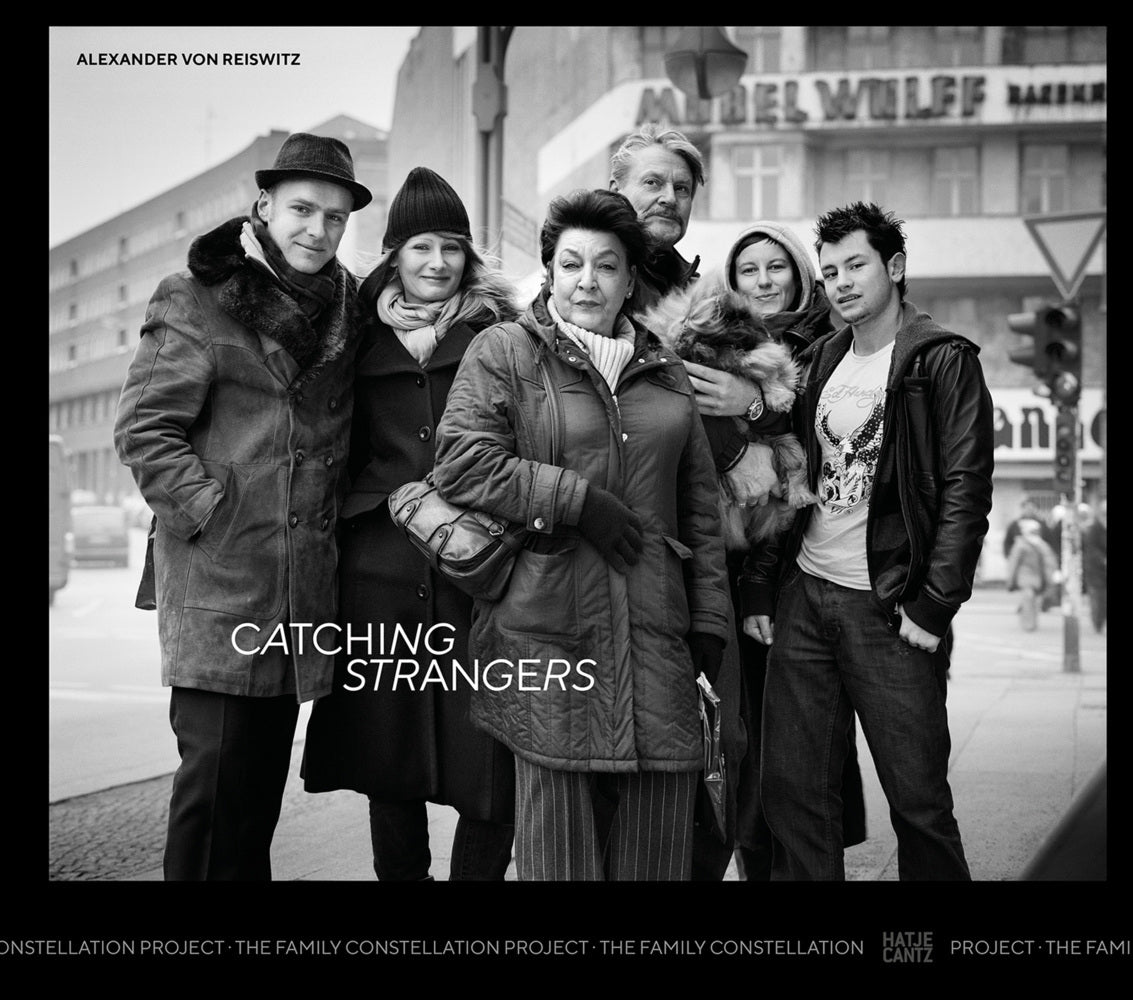 Alexander von Reiswitz: Catching Strangers. The Family Constellation Project - Inszenierte Porträts & Geschichten über Familie, Identität und Zufall (Nadine Barth)